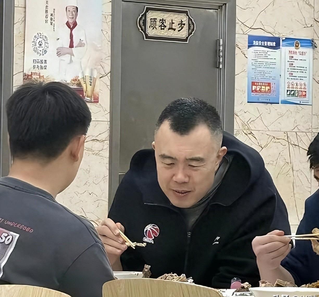 开云官网-38岁韩德君现状：退役拒当教练，弃百万年薪进编制，每天准点下班